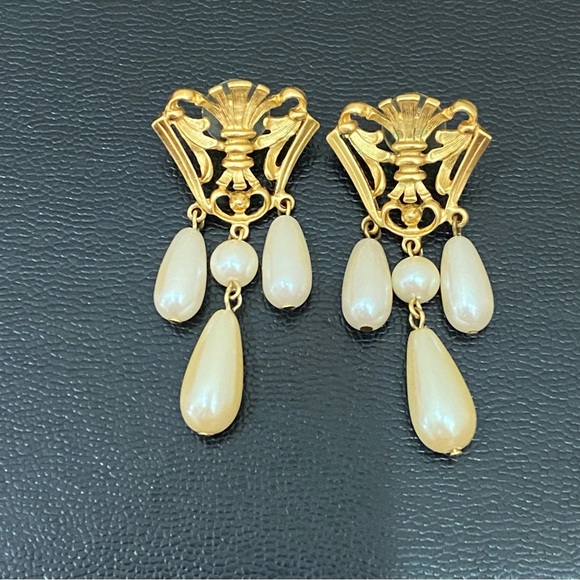 Vintage AVON Gold-tone Crest Victorian Revival Faux Pearl Drop Dangle Earrings - Picture 3 of 12